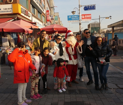 안산 다문화거리 산타클로스 "메리 크리스마스"