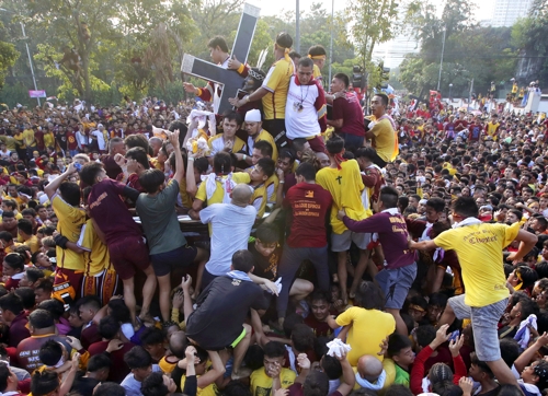 (마닐라 EPA=연합뉴스) '블랙 나자렌'(Black Nazarene) 퍼레이드에서 참가자들이 '검은 예수상' 주변으로 모여들고 있다. 