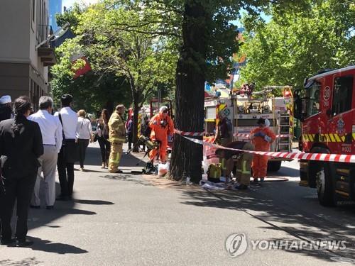 호주 멜버른 주재 인도 및 프랑스 영사관 앞 통제한 소방당국