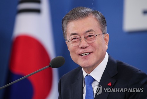 미소지으며 답하는 문 대통령