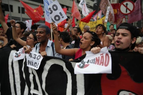 상파울루 시에서 16일 오후(현지시간) 대중교통요금 인상 철회를 촉구하는 시위가 벌어졌다. [브라질 뉴스포털 UOL]