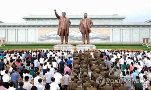 북한 주민들, 김일성 사망 23주기 금수산태양궁전 참배