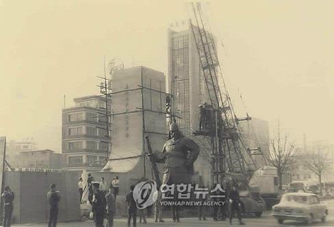 이순신 장군 동상 설치 과정 [연합뉴스 자료사진 = 서울시 제공]