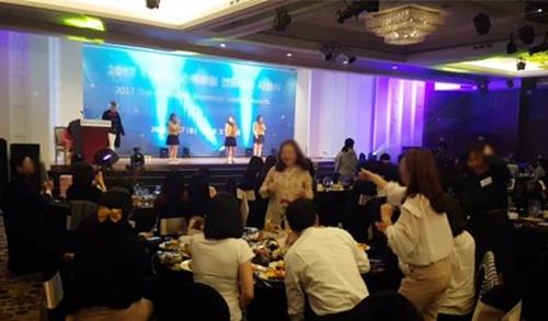 지난해 9월 국회 교육위원회의 서울시교육청 국정감사 때 박용진 더불어민주당 의원이 공개한 보험회사 만찬회에서 공연하는 서울공연예술고 학생들 / 연합뉴스