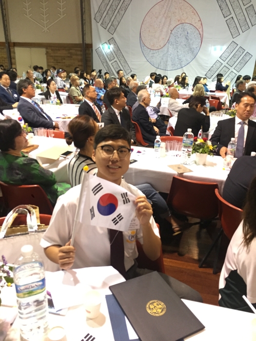 3·1절 100주년 기념식에서 독립선언서 이어 낭독하기에 참여한 노동우(18) 학생