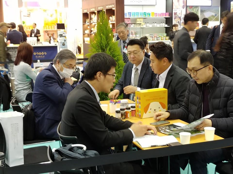 도쿄 국제식품박람회에서 상담하는 도내 기업인들