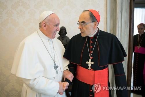 프란치스코 교황(왼쪽)이 18일 교황청에서 필리프 바르바랭 프랑스 추기경을 만나 악수하고 있다. [AFP=연합뉴스] 