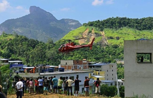 소방대 헬기가 리우 시 건물 붕괴사고 사망자의 시신을 벙원으로 옮기고 있다. [브라질 뉴스포털 UOL]