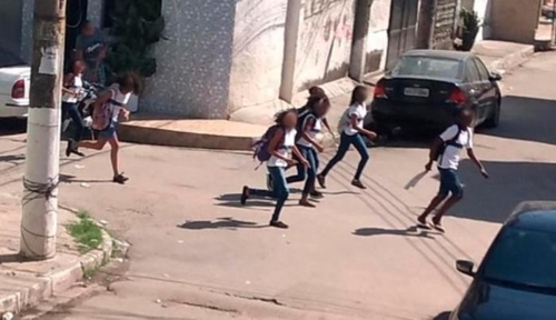 리우 빈민가 주변에서 총격 소리가 들리자 주민과 학생들이 긴급 대피하는 모습 [브라질 뉴스포털 G1]