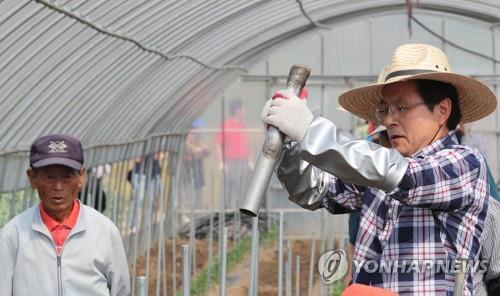 '중원' 찾은 황교안, 일손 보태며 농심 끌어안기