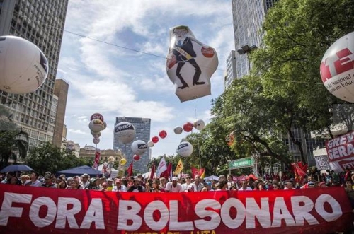 지난 5월 1일 상파울루 시에서 벌어진 노동절 기념행사에서 노동자들이 '보우소나루 퇴진'을 촉구하는 플래카드를 앞세운 채 행진하고 있다. [브라질 뉴스포털 UOL] 