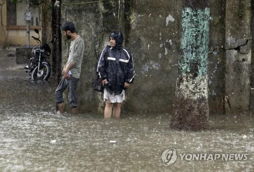 인도 뭄바이 폭우에 도심 마비