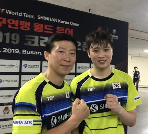 정영식(오른쪽)과 함께 나란히 촬영한 김택수 남자탁구 대표팀 감독