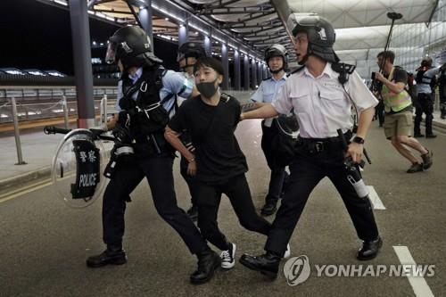 홍콩 점거시위대 체포하는 경찰