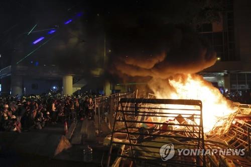 홍콩 시위대, 도심 도로서 방화…경찰은 실탄 경고사격(종합2보)