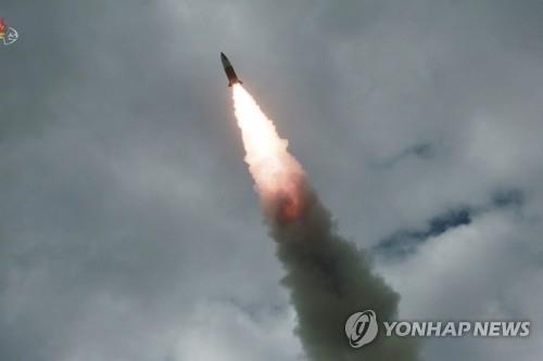 8월16일 '북한판 에이태킴스'로 불리는 단거리 탄도미사일이 표적을 향해 비행하는 모습[연합뉴스 자료사진]