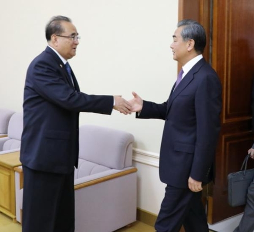 왕이 중국 외교 담당 국무위원, 리수용 북한 노동당 부위원장 만나