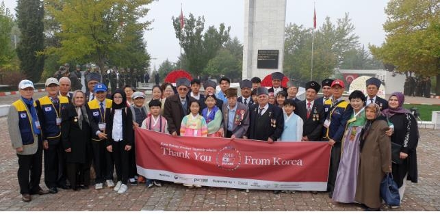 터키 한국전참전용사비 참배한뒤 참전용사들과 기념촬영한 국내 청소년들