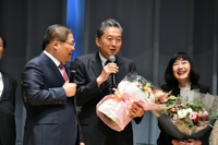 하토야마 전 총리 "아베는 절반만 맞아…틀린 절반 생각해야"