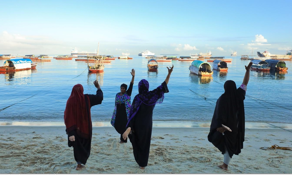 템보 호텔 앞 해변에서 이슬람 여성들이 스트레칭을 하고 있다. [사진/성연재 기자]