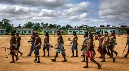 지난해 8월 브라질 북부 파라 주의 원주민들이 총기로 무장해 외지인들을 몰아내는 일이 벌어졌다. [브라질 일간 폴랴 지 상파울루]
