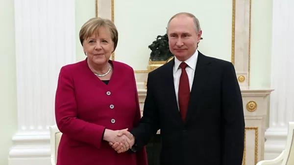 (리아노보스티=연합뉴스) 악수하는 푸틴 대통령(오른쪽)과 메르켈 총리.
