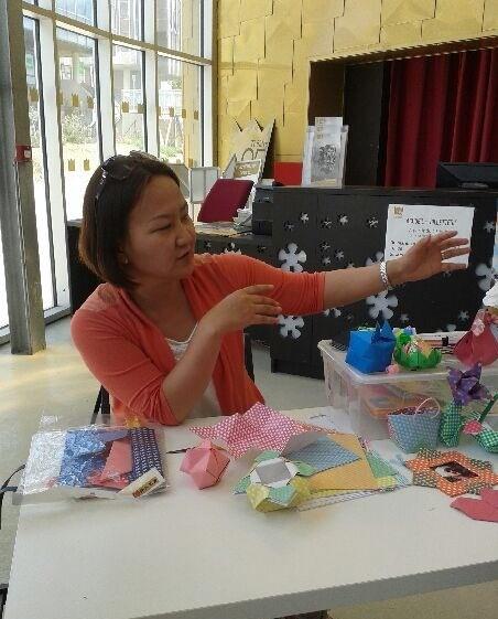 한국 종이접기 수업을 하는 백진숙 교사
