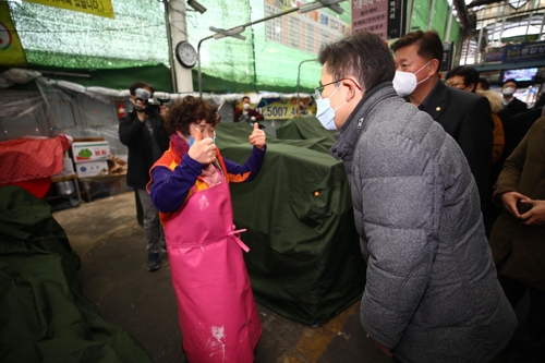 대구 간 황교안, 텅 빈 서문시장서 "누가 이렇게 만들었나"(종합)