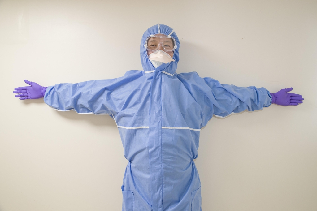 크림슨스타 '신형 의료용 방호복' 개발…&quot;코로나19 예방·극복&quot; - 뉴스 썸네일 이미지