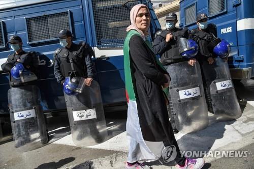 지난 6일(현지시간) 알제리 수도 알제에 배치된 경찰들[AFP=연합뉴스]