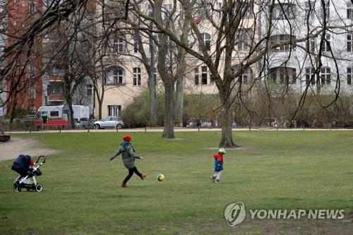 베를린의 한 공원에서 축구를 하는 가족 