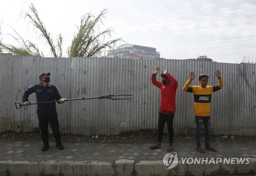 네팔 경찰의 통행금지령 위반자 단속