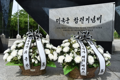 (서울=연합뉴스) 해리 해리스 주한미국대사는 25일 트위터에서 "한국전쟁에서 숨진 미군 용사들에 경의를 표하기 위해 지난주 임진각을 방문했다"고 밝혔다. 해리스 대사가 파주 임진각의 미군 참전기념비 앞에 놓은 꽃바구니. 2020.5.25 [해리스 대사 트위터, 재판매 및 DB 금지]