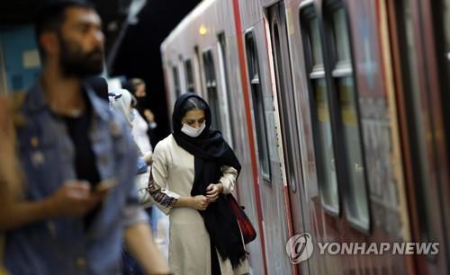 마스크를 쓴 테헤란 시민이 지하철을 타고 있다