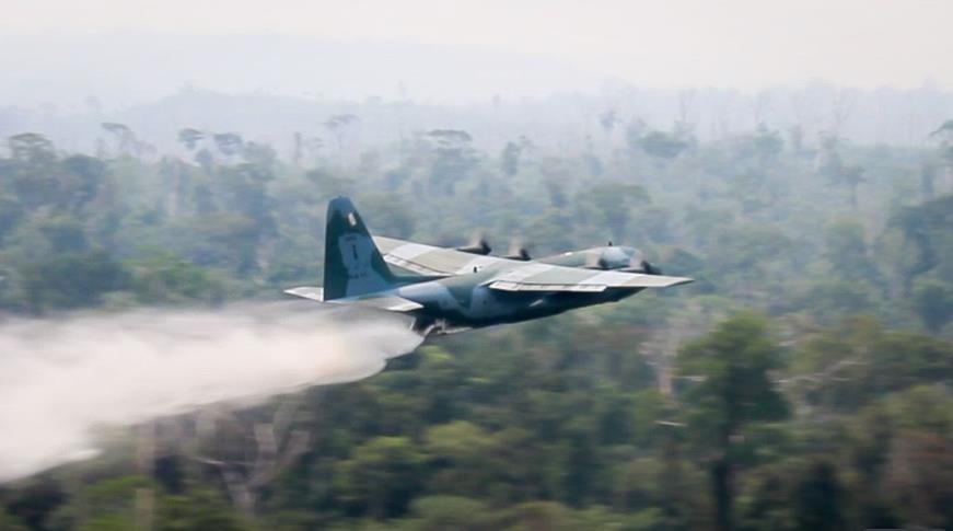 아마존 열대우림 산불 진화에 나선 브라질 공군기