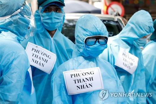 베트남 하노이시에서 코로나19 검사를 진행 중인 방역당국 관계자들. 2020.8.10