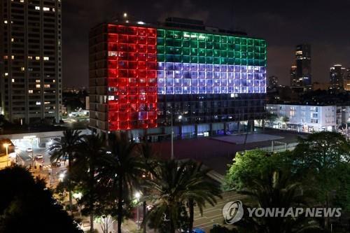 아랍에미리트(UAE) 국기 불빛으로 뒤덮인 이스라엘 텔아비브 시청 청사[AFP=연합뉴스 자료사진]