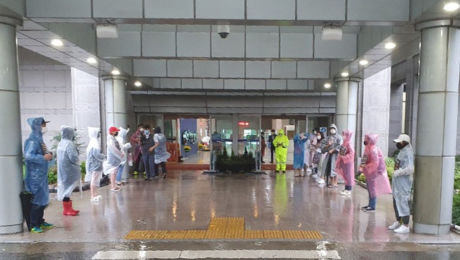부산시청 앞에서 시위하는 PC방 비대위