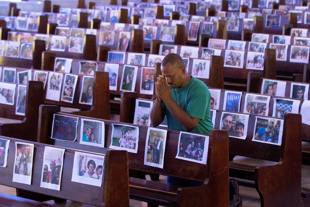 브라질 브라질리아 교인들의 사진을 붙여놓은 교회