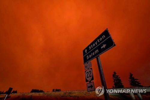 지난 8일(현지시간) 산불로 발생한 연기로 붉게 변한 미 오리건주 세일럼 지역의 하늘. [로이터=연합뉴스]