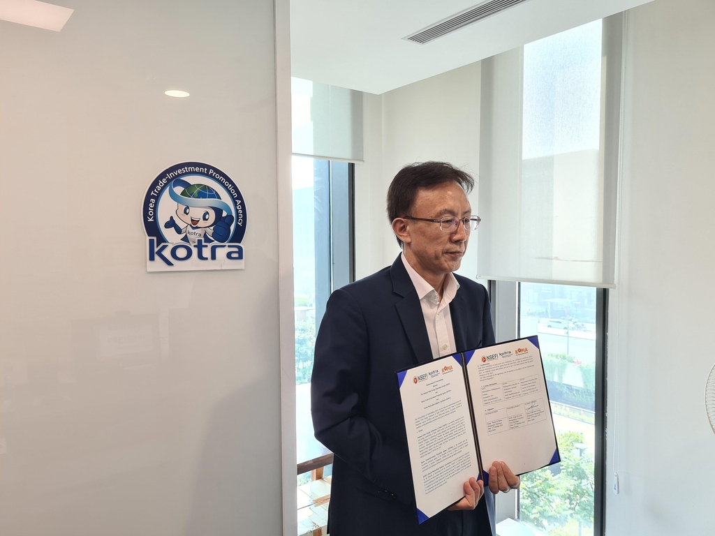 13일 한국태양광산업협회(KOPIA), 인도태양광에너지협회(NSEFI)와 온라인으로 MOU 체결을 진행하고 있는 김문영 코트라 서남아본부장. [코트라서남아본부 제공=연합뉴스]