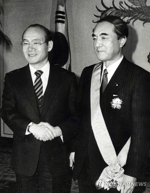 1983년 1월 방한한 나카소네 야스히로 당시 일본 총리가 전두환 대통령으로부터 수교훈장을 받은 뒤 악수하며 기념사진을 찍고 있다. [연합뉴스 자료사진] 