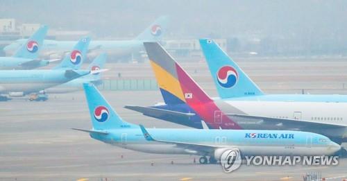 지난 18일 인천국제공항 주기장에 세워진 대한항공과 아시아나항공 여객기 모습. [연합뉴스 자료사진]