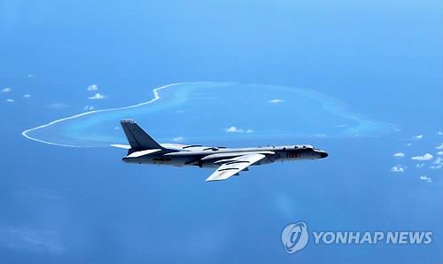 남중국해 섬과 암초 지역 비행하는 중국 폭격기 