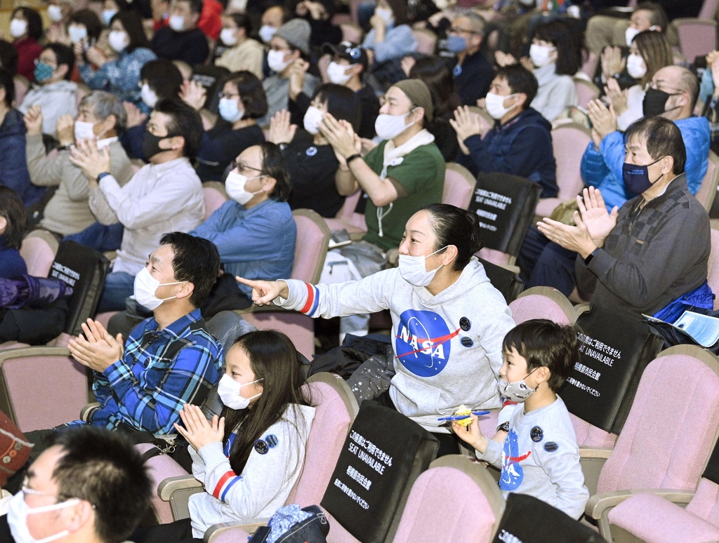 하야부사2 캡슐 귀환에 환호하는 일본 시민