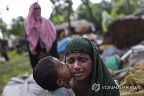미얀마 국경을 넘어 도피한 로힝야족 모자(자료사진)
