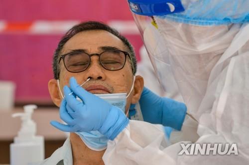 코로나19 검사하는 말레이시아 의료진