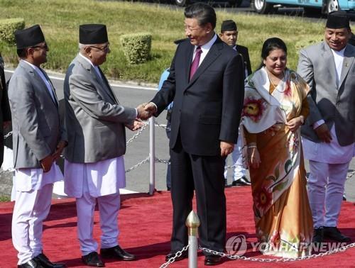 2019년 10월 13일 네팔을 방문해 K.P. 샤르마 올리 총리(왼쪽에서 두 번째)와 악수를 나누는 시진핑(習近平) 중국 국가 주석(가운데). [EPA=연합뉴스]