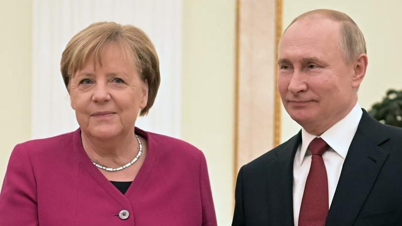 푸틴 대통령(오른쪽)과 메르켈 총리 [리아노보스티=연합뉴스 자료사진]