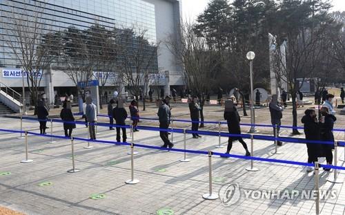 검사 대기 중인 천안시민